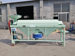 黑龍江哈爾濱李經(jīng)理訂購的中型水稻打毛機、稻種脫芒機裝車發(fā)貨